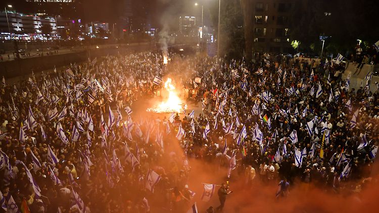 Demonstranten blockieren eine Straße in Tel Aviv - aus Protest gegen die Pläne der Regierung für die Justizreform. 