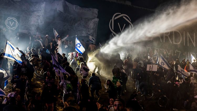 Die Polizei setzt Wasserwerfer gegen Demonstranten in Tel Aviv ein, die nach der Entlassung von Verteidigungsminister Galant auf die Straße gehen.