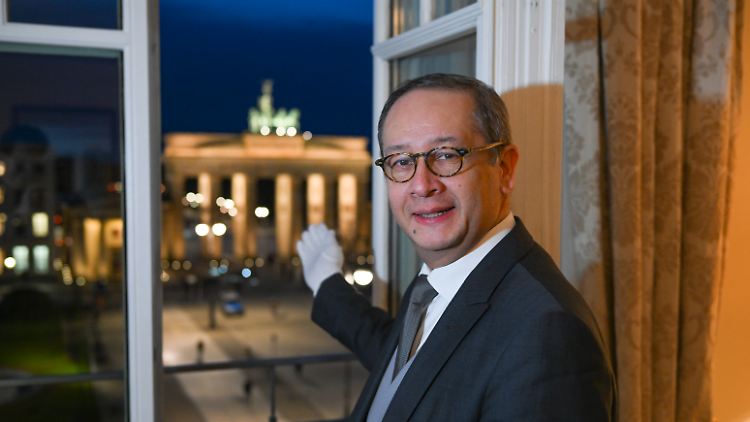 Stets zu Diensten: Butler Ricardo Dürner ist 24 Stunden am Tag im Einsatz.