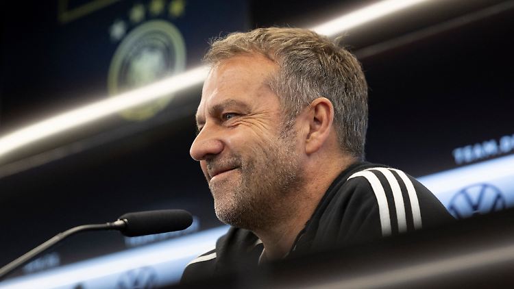 Hansi Flick ist nach dem WM-Debakel wieder entspannt.