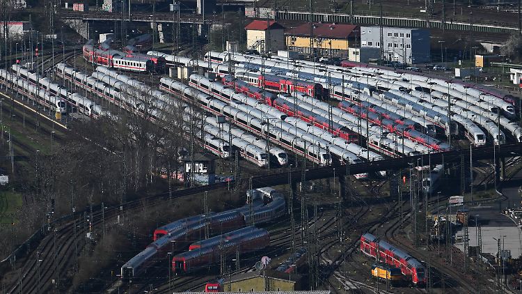 ICE-Züge auf Halde. Im Fernverkehr geht heute nichts.