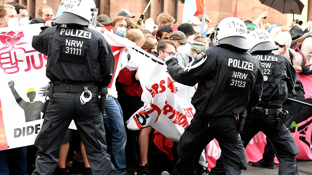 Polizisten-kesseln-einen-Teil-der-Demonstranten-ein