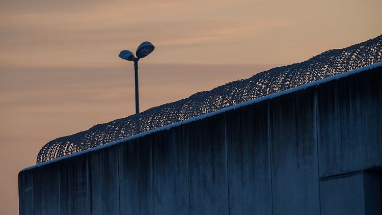 Das einfache Wegsperren von jungen Menschen führt nur in den seltensten Fällen zurück auf den rechten Pfad, sagen Experten.