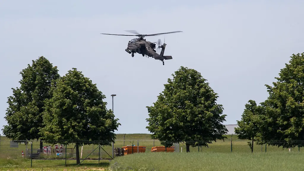 Ein-Militaer-Hubschrauber-fliegt-auf-den-US-Militaerflugplatz-Katterbach-zu