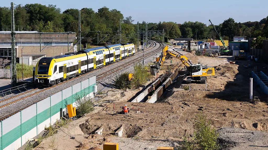 Ein-Zug-faehrt-nahe-der-Havariestelle-der-Tunnelbohrmaschine-Wilhelmine