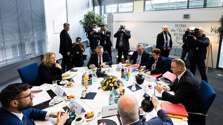 Kommen die Teilnehmer nicht zu einem Ergebnis, könnte eine Schlichtung weiterhelfen. Scheitert die, drohen unbefristete Arbeitskämpfe.