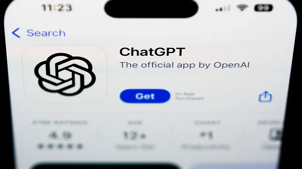 Ein-Logo-von-ChatGPT-offizielle-App-von-OpenAI-ist-auf-einem-Smartphone-zu-sehen