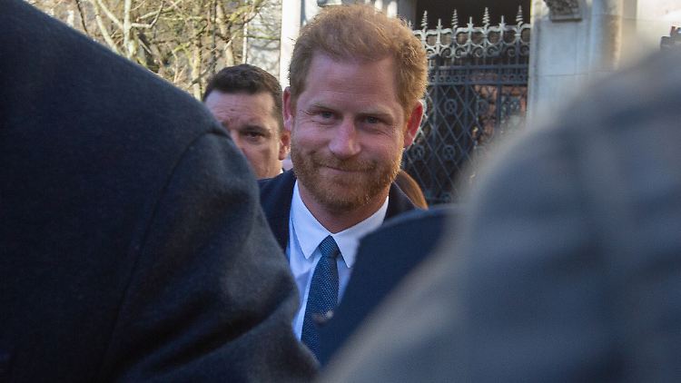 Mit ihm hatte bei dem Gerichtstermin niemand gerechnet: Prinz Harry.