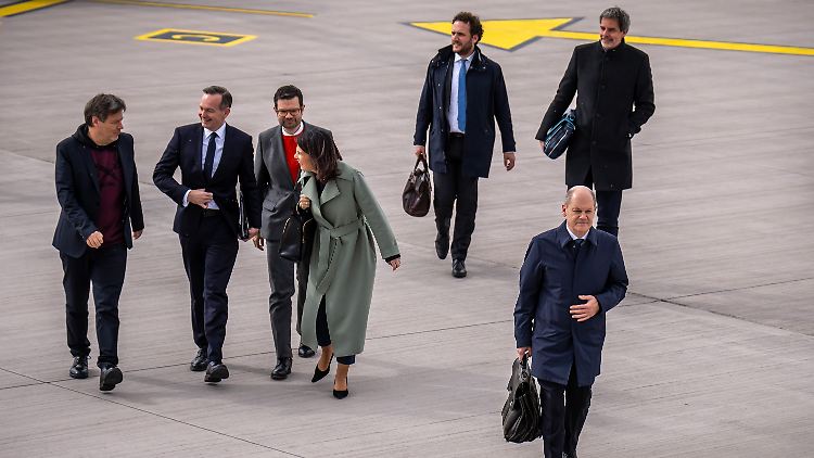 Nach den Verhandlungen im Kanzleramt ging es gleich zum Flughafen - in den Niederlanden gab es noch Regierungskonsultationen. Dass Wissing und Habeck noch miteinander zu scherzen scheinen, ist gar nicht so überraschend - menschlich kommen die Koalitionäre gut miteinander aus. Doch inhaltlich hakt es.