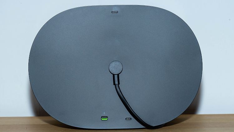 Die schlichte Rückseite mit Bluetooth-Taste (oben), sowie USB-C-Eingang und Mikrofon-Ausschalter.