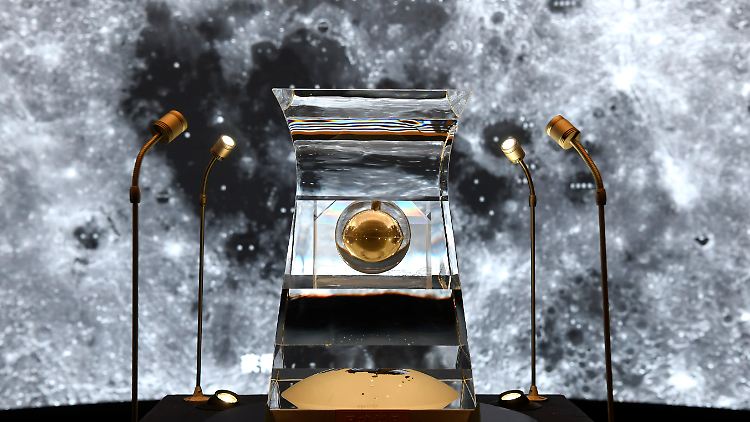 Eine Mondprobe, die von der chinesischen Sonde Chang'e-5 mitgebracht wurden, im Nationalmuseum von China in Peking.
