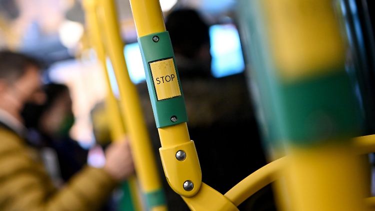 Die Tat geschah am Dienstag in einem Bus in Berlin.