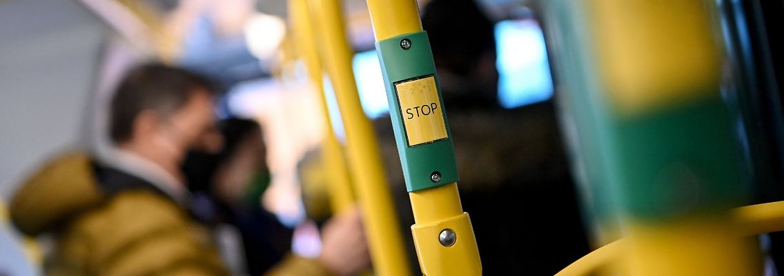 Fahrgäste stehen in einem Bus.