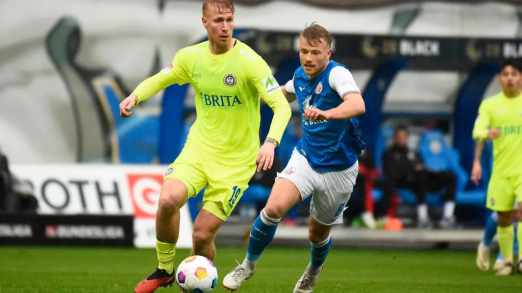 Wiesbadens-Bjarke-Jacobsen-l-und-Rostocks-Simon-Rhein-kaempfen-um-den-Ball