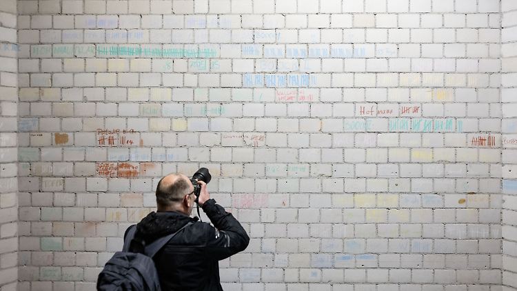 Ein Journalist fotografiert Kreidezeichnungen im Verhandlungssaal des Mehrzweckgebäudes in Stammheim.