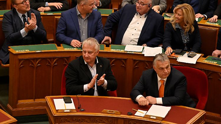 Viktor Orban (vorne r), Ministerpräsident von Ungarn, und Zsolt Semjen (vorne l), sein Stellvertreter, zeigen ihre Zustimmung, nachdem der finnische Antrag auf NATO-Beitritt ratifiziert wurde.