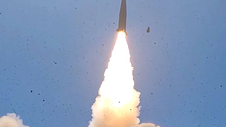 Eine russische Iskander Rakete fliegt ein ukrainisches Ziel an. Die Iskander könnte auch als Trägerrakete für Atomsprengsätze  fungieren. 