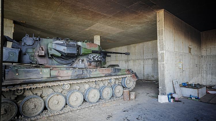 Ein Gepard-Flakpanzer steht in einer Stellung in der Ukraine. 34 Stück davon hat Deutschland bislang geliefert.