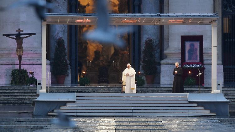 Papst Franziskus I. spendete am 27.03.2020 auf einem menschenleeren Petersplatz den traditionellen Ostersegen.
