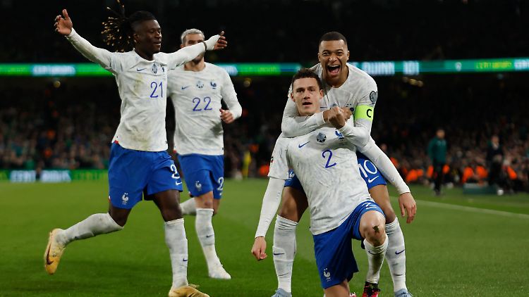 Frankreichs neuer Kapitän Kylian Mbappé feiert den Torschützen.