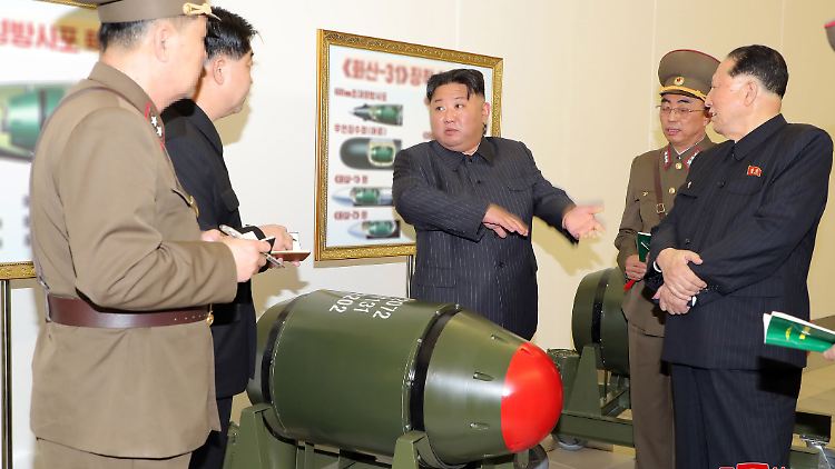 Die von der Nachrichtenagentur KCNA zur Verfügung gestellte Aufnahme soll Kim Jong-un beim Besuch des Nuklearwaffeninstituts von Nordkorea zeigen.