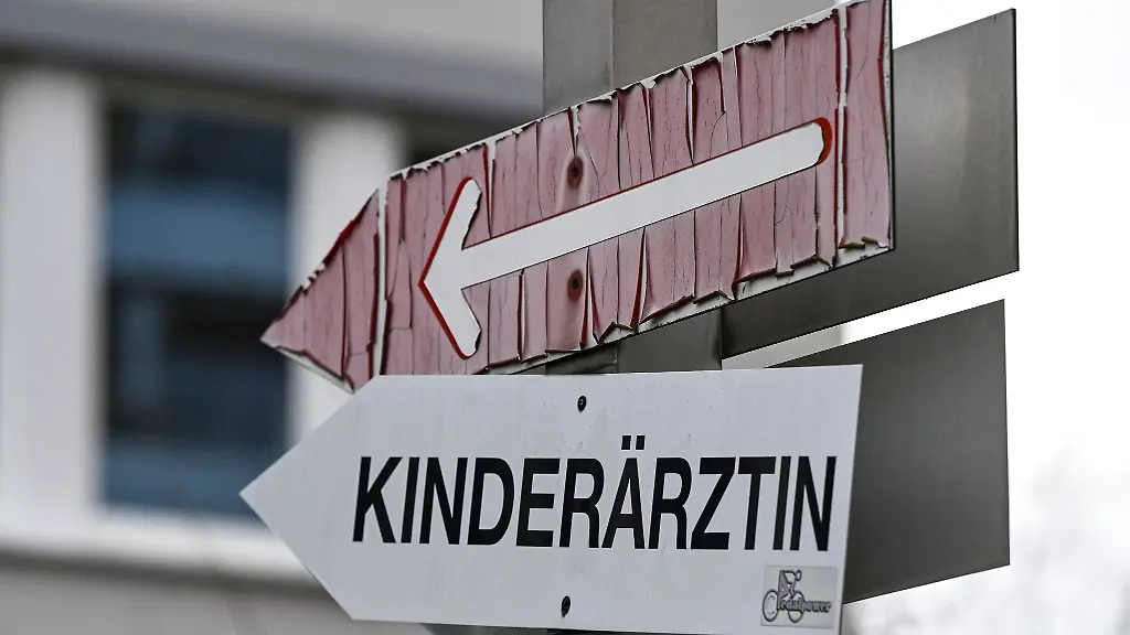 Ein-Pfeil-weist-den-Weg-zu-einer-Kinderaerztin
