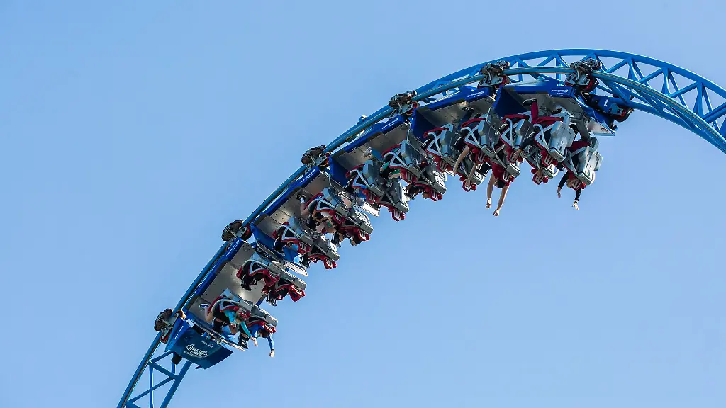 Besucher-des-Europa-Park-fahren-mit-der-Achterbahn-Blue-Fire