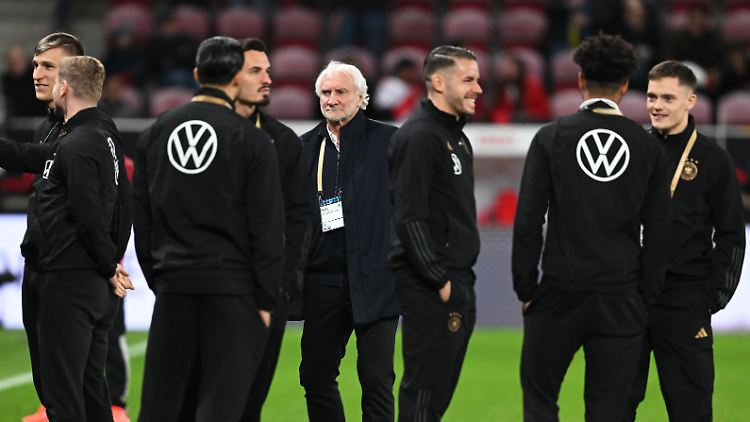 Völler will die Politik aus dem Team fernhalten.
