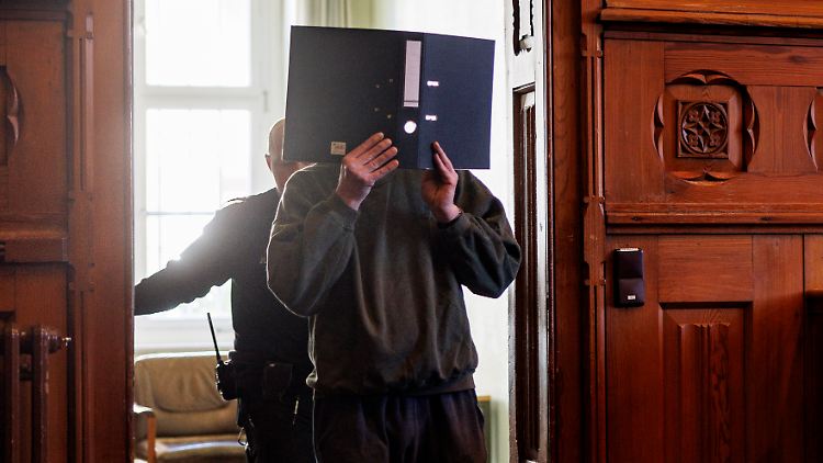 Der Angeklagte ermordete seine Ehefrau wohl, um an ihr Erbe zu gelangen.