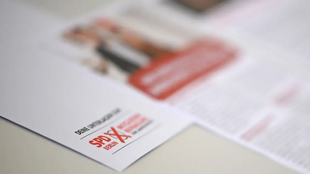 Wahlunterlagen-liegen-bei-der-Uebergabe-der-Wahlbriefe-zur-SPD-Mitgliederbefragung-auf-einem-Tisch