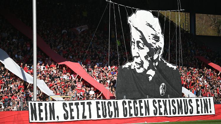Der Slogan ist deutlich: Sexismus und sexuelle Gewalt gehören ausgegrenzt.
