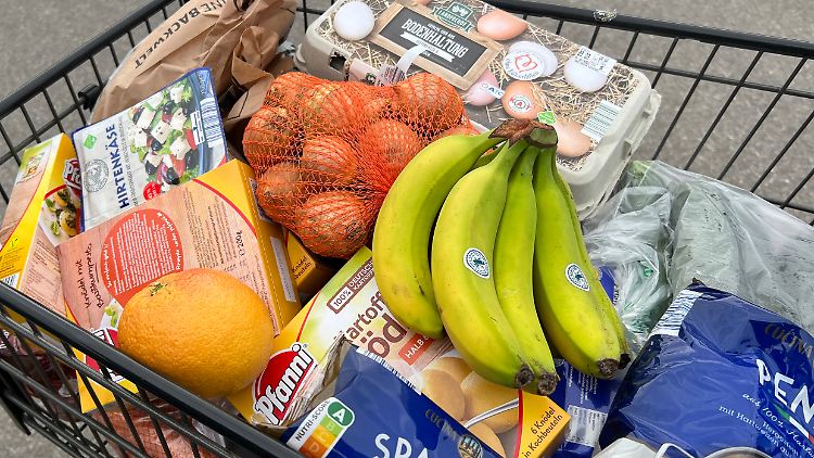 Aufgrund gestiegener Lebensmittelpreise müssen Verbraucherinnen und Verbraucher beim Einkaufen genau rechnen.