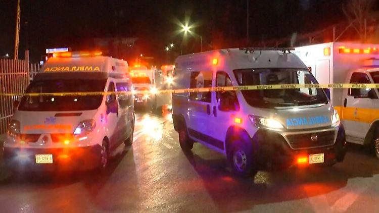 Krankenwagen und Rettungskräfte sind vor dem Einwanderungszentrum im Einsatz.