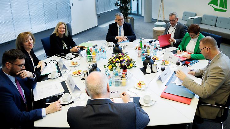 Die Positionen von Arbeitgebern und Gewerkschaften liegen weit auseinander. Bringen die aktuellen Verhandlungen eine Lösung?