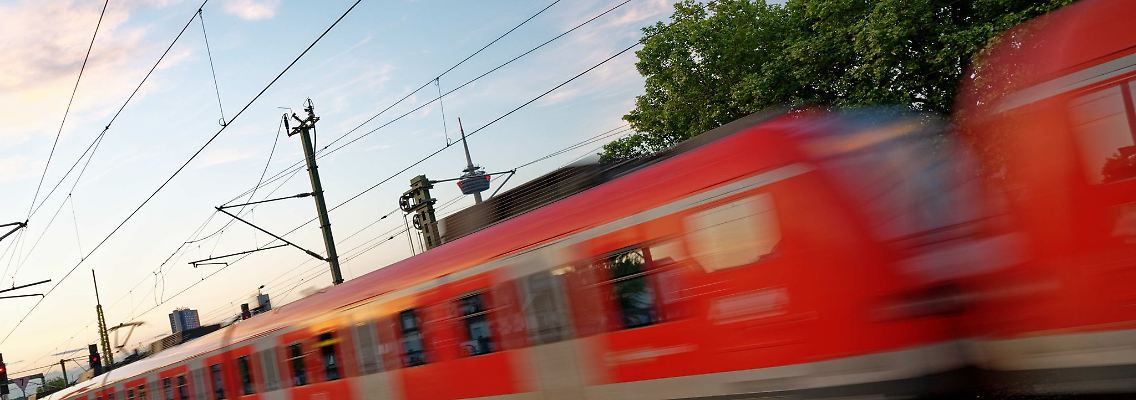 Eine Bahn fährt über die Gleise.