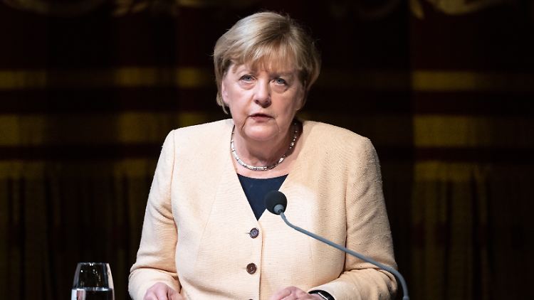 Das "Großkreuz in besonderer Ausfertigung" erhielten vor Merkel nur Konrad Adenauer (1954) und Helmut Kohl (1998). 