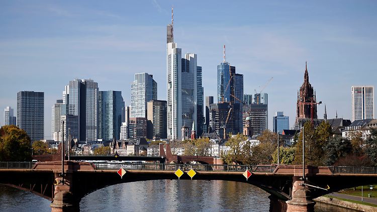 Die EZB hat die drohenden Wertverluste der Banken zwar auf dem Schirm, hinkt bei der Problemlösung der Fed aber noch hinterher. 