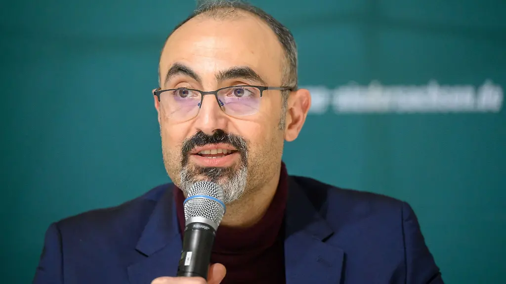 Alaa-Alhamwi-Landesvorsitzender-Buendnis-90-Die-Gruenen-in-Niedersachsen-spricht-bei-einer-Pressekonferenz