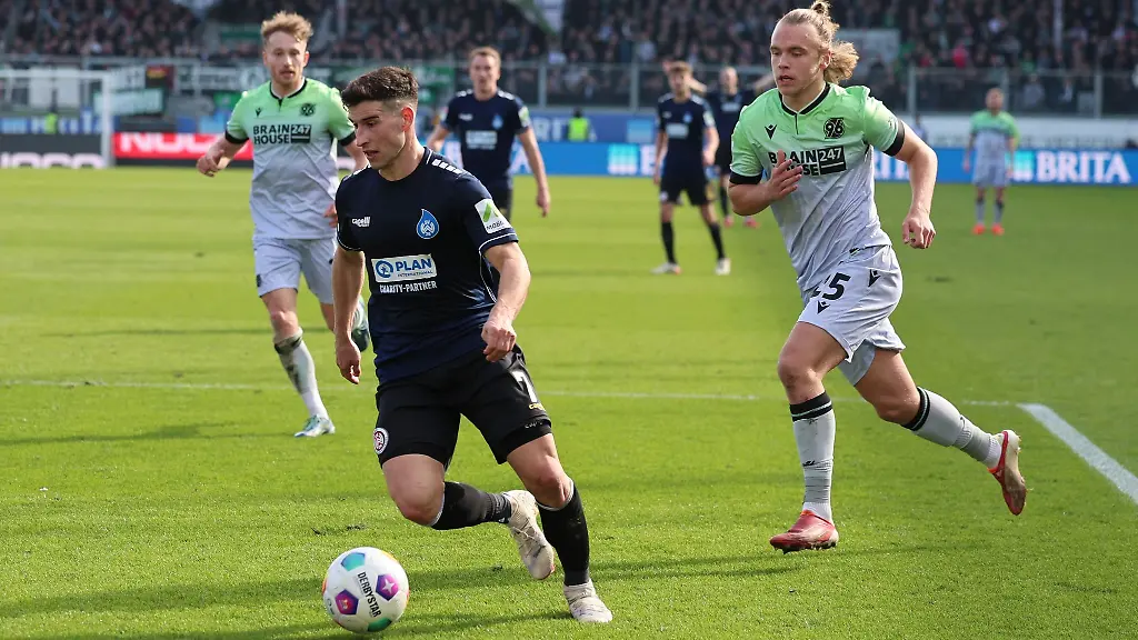 Wiesbadens-Robin-Heusser-l-und-Hannovers-Lars-Timo-Gindorf-r