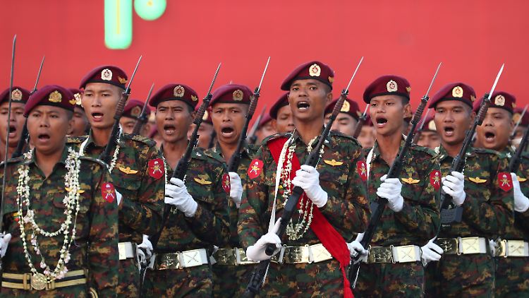 Bei einer Militärparade am Montag zeigte die Militärjunta in Myanmar ihre Stärke. 