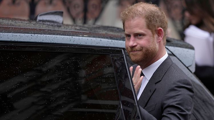 Auch der Londoner Regen hält ihn nicht ab: Prinz Harry kommt zur Vorverhandlung und hört sehr konzentriert zu. 