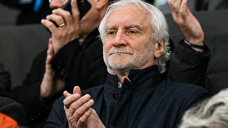 Kann aufgrund einer Nierenkolik am Abend keine Tore der deutschen Fußball-Nationalmannschaft bejubeln: DFB-Sportdirektor Rudi Völler.