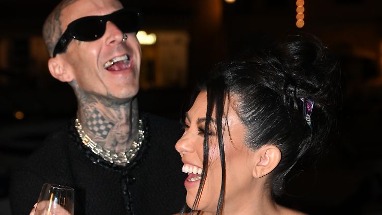 Bei den Fotos handelte es sich offenbar um das Set eines Shootings mit ihrem Ehemann Travis Barker. 