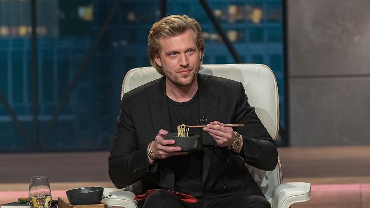 Investor Tillman Schulz nimmt die fertigen Ramen aus dem Glas von "TADA Ramen" genau unter die Lupe.