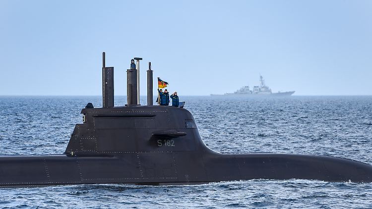 Bald unbemannt unterwegs? Die Besatzung des S 182 "U 32" salutiert Verteidigungsminister Boris Pistorius bei einem Besuch in Eckernförde im Februar.  