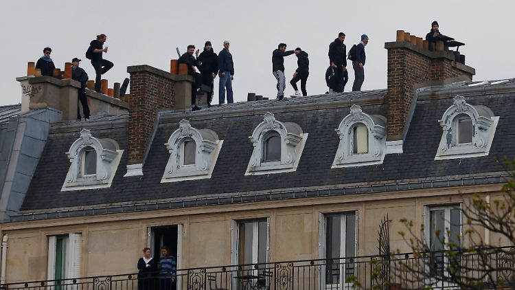 Protestler auf einem Dach in Paris: Die Demonstranten werden immer jünger. 