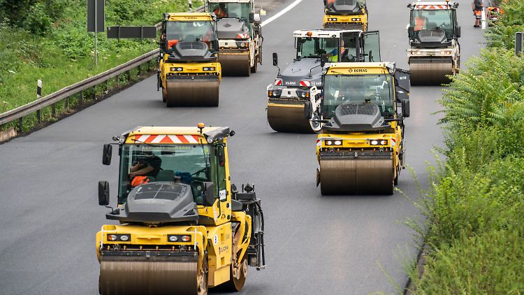 144 zusätzliche klimaschädliche Autobahnprojekte sollten "beschleunigt durchs Land asphaltiert werden", kritisiert Greenpeace.