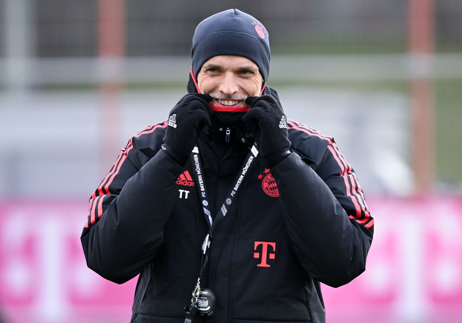 Lächeln lautet die Devise für Thomas Tuchel beim ersten Training mit seinem neuen Team. Schließlich weiß er: ...