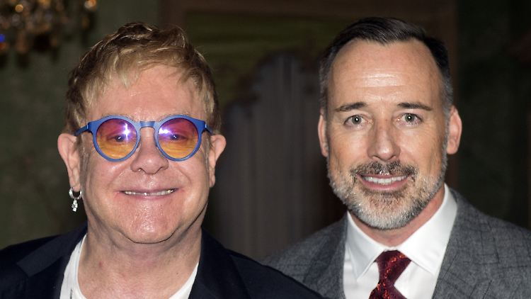 Elton John (links) and David Furnish hatten, wie sie sagen, ein enges und väterliches Verhältnis zu Prinz Harry. 
