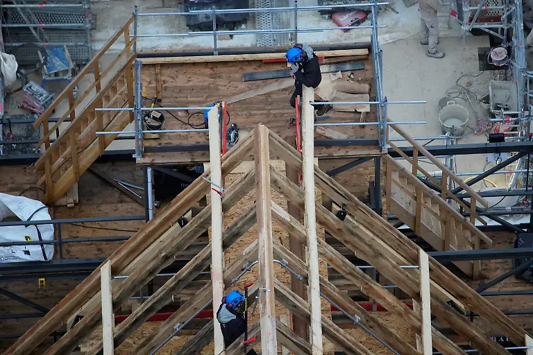 2023-12-08T094151Z-735246558-RC2XS4A69BYA-RTRMADP-3-FRANCE-NOTREDAME-MACRON